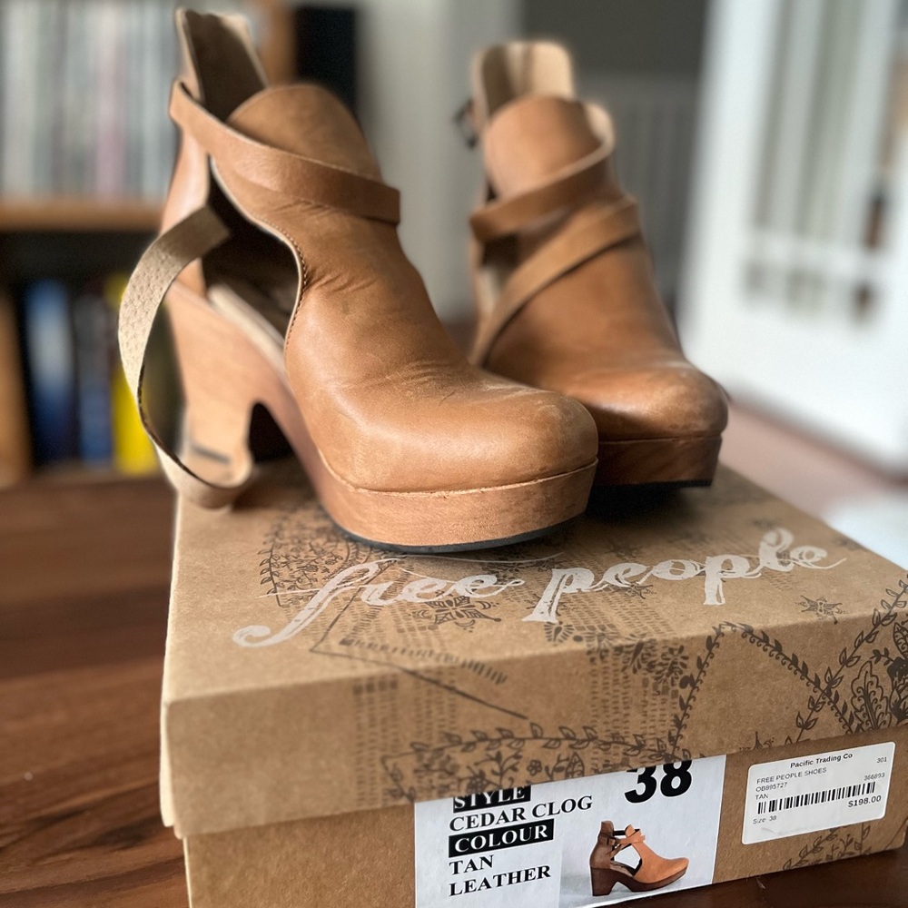 Free People Leather Cedar Clog - size 8/ Euro size 38 (color tan)